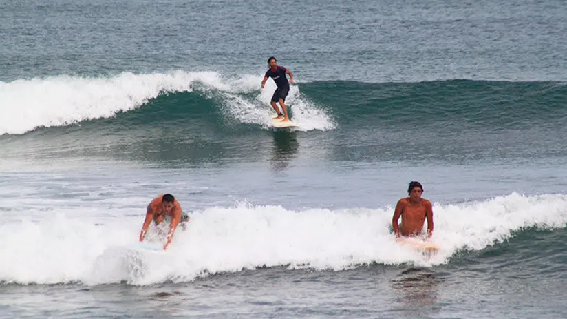 surfing paracas